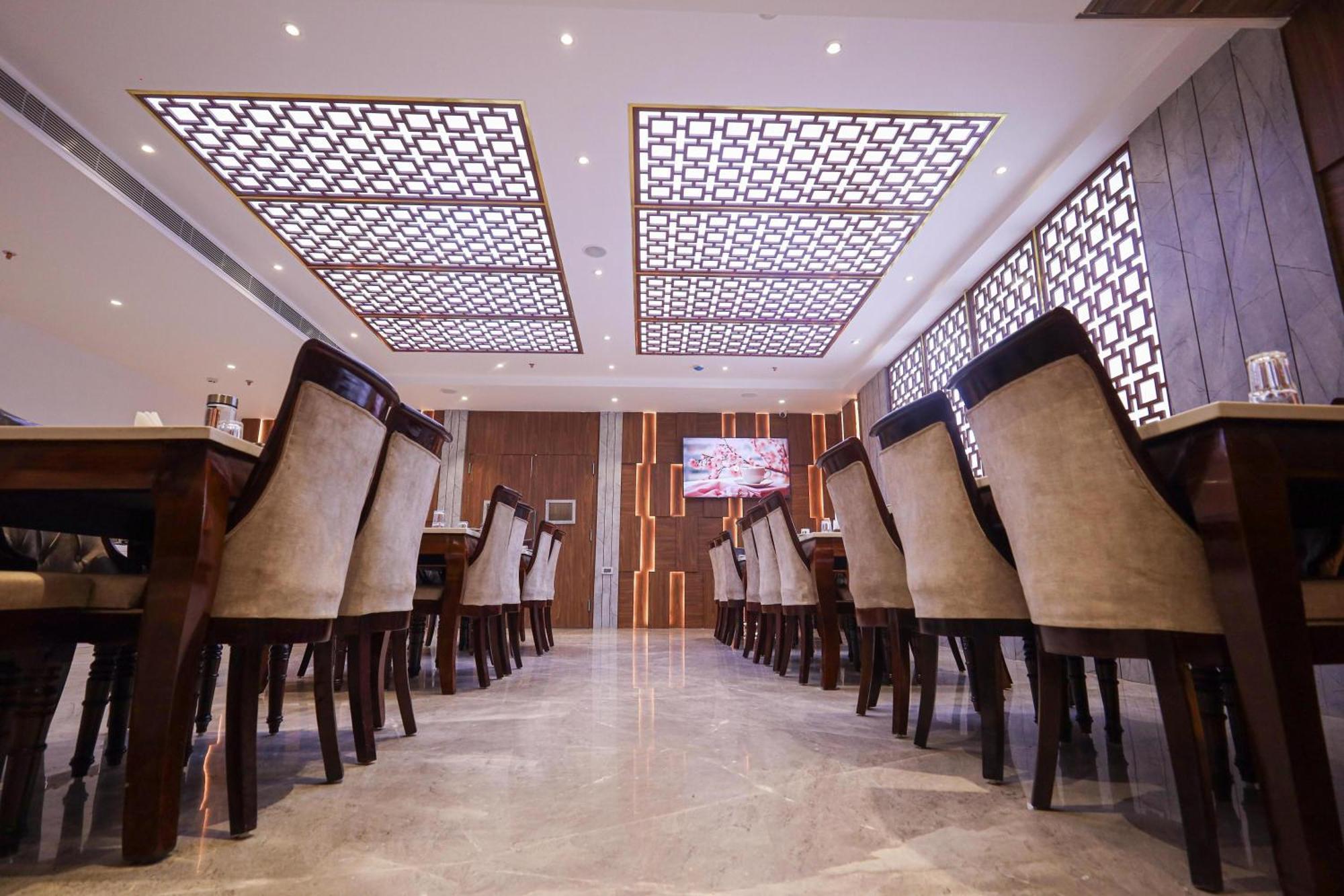The Royal Legacy Hotel Лакнау Екстериор снимка
