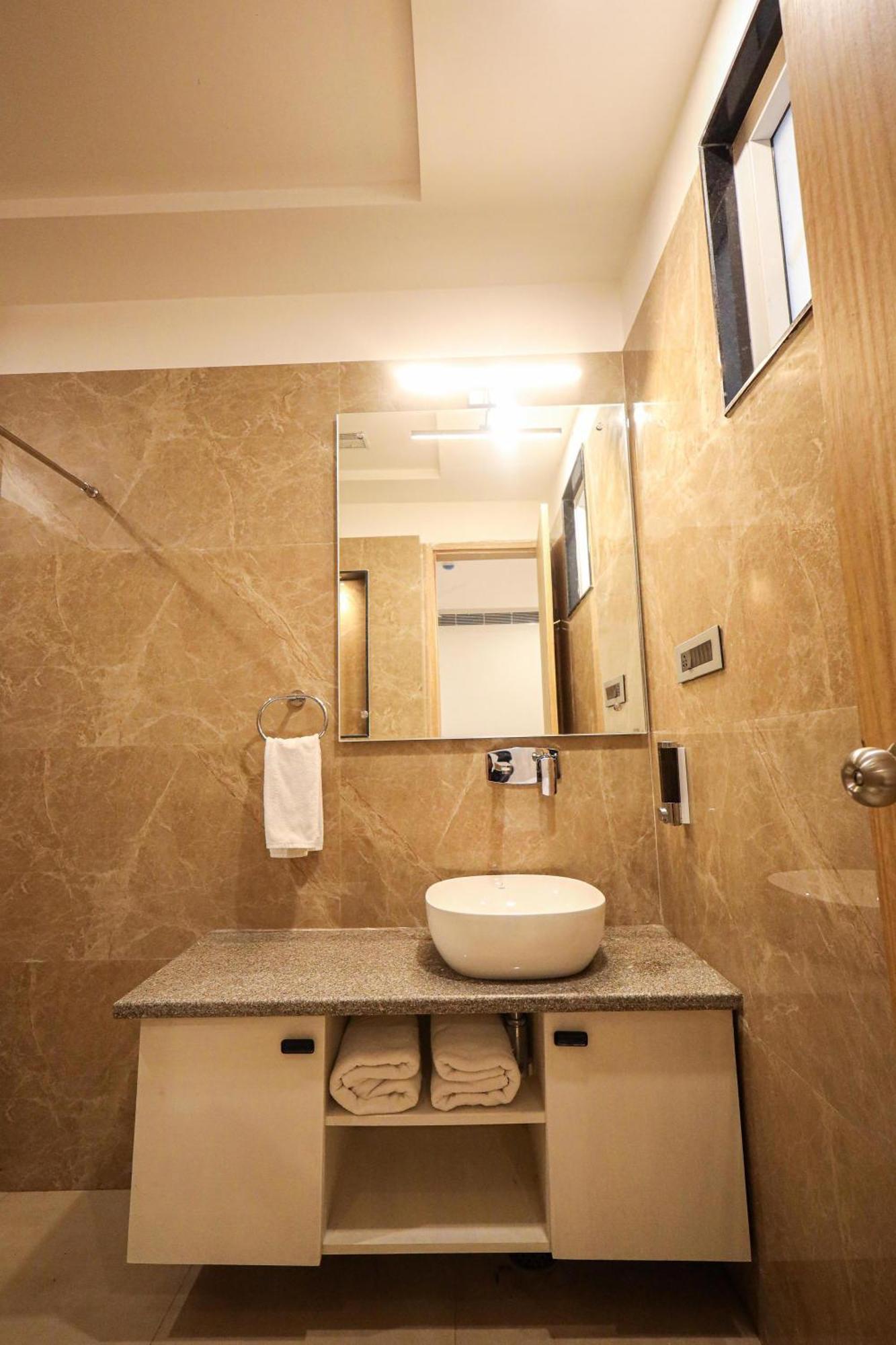 The Royal Legacy Hotel Лакнау Екстериор снимка