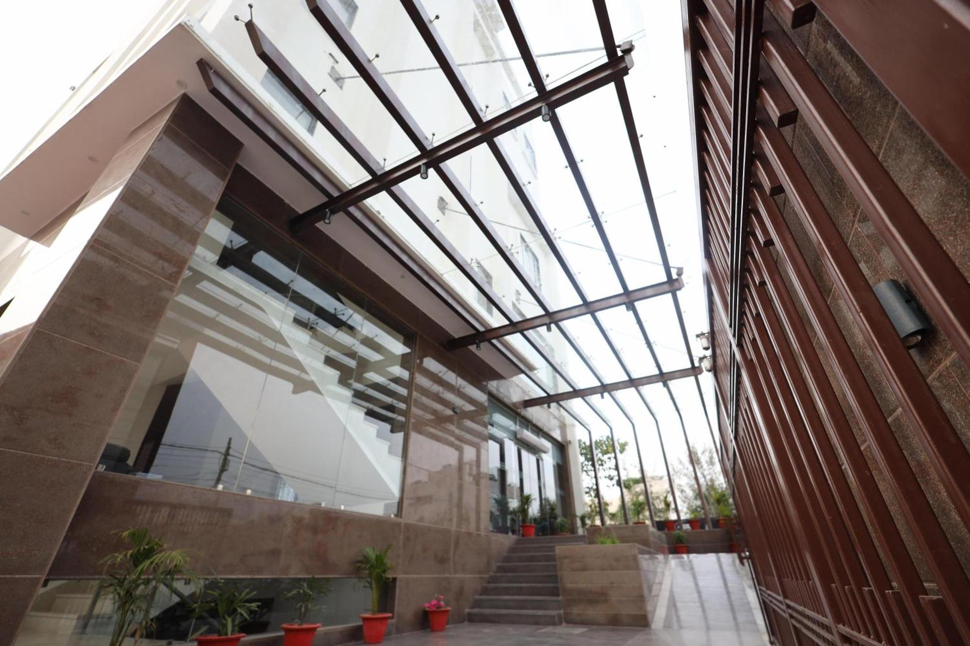 The Royal Legacy Hotel Лакнау Екстериор снимка