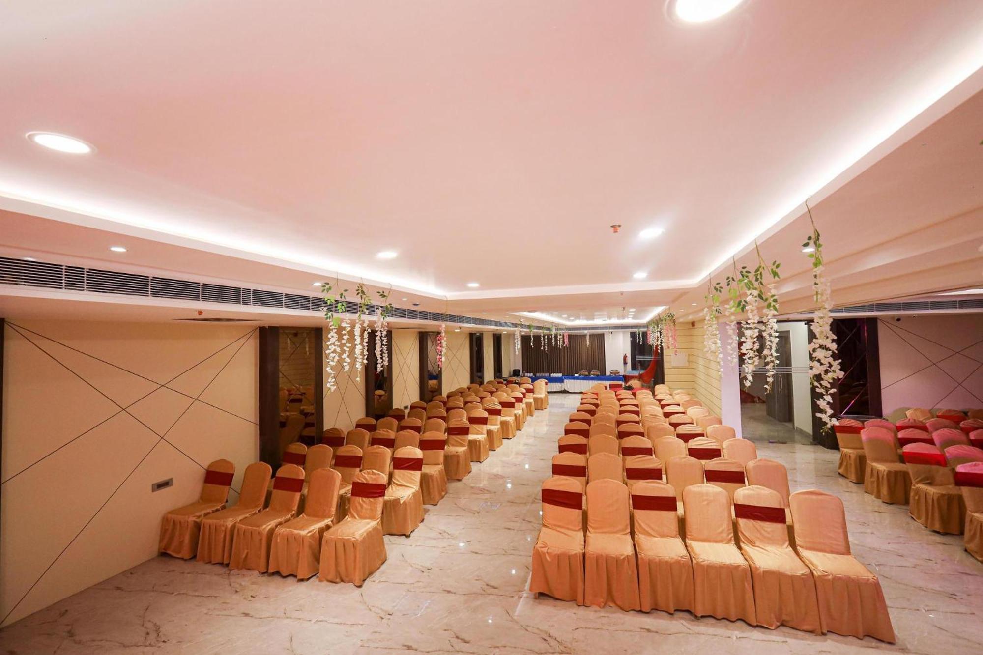 The Royal Legacy Hotel Лакнау Екстериор снимка