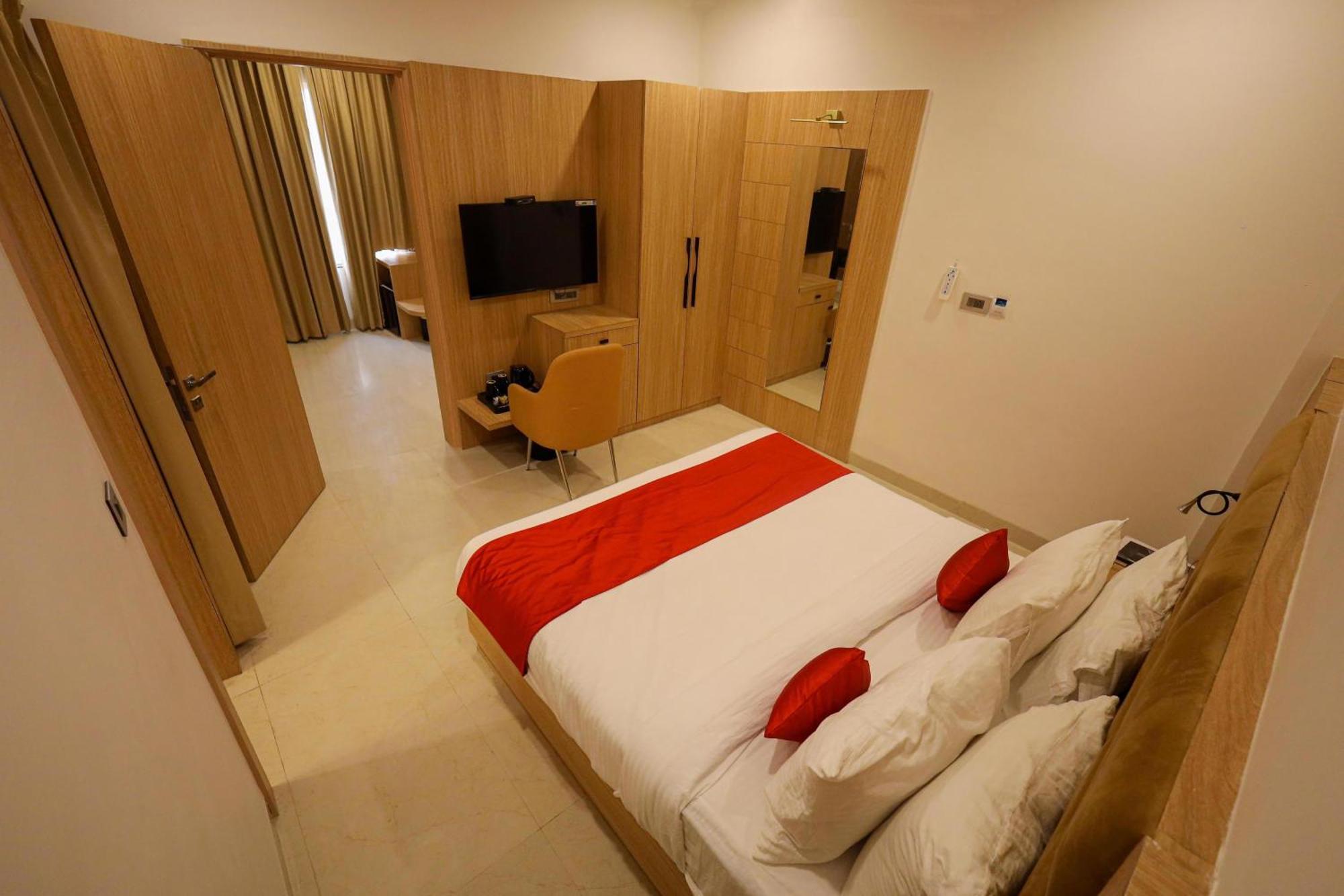 The Royal Legacy Hotel Лакнау Екстериор снимка