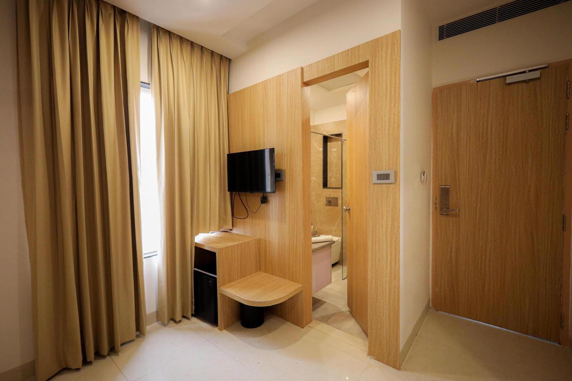 The Royal Legacy Hotel Лакнау Екстериор снимка