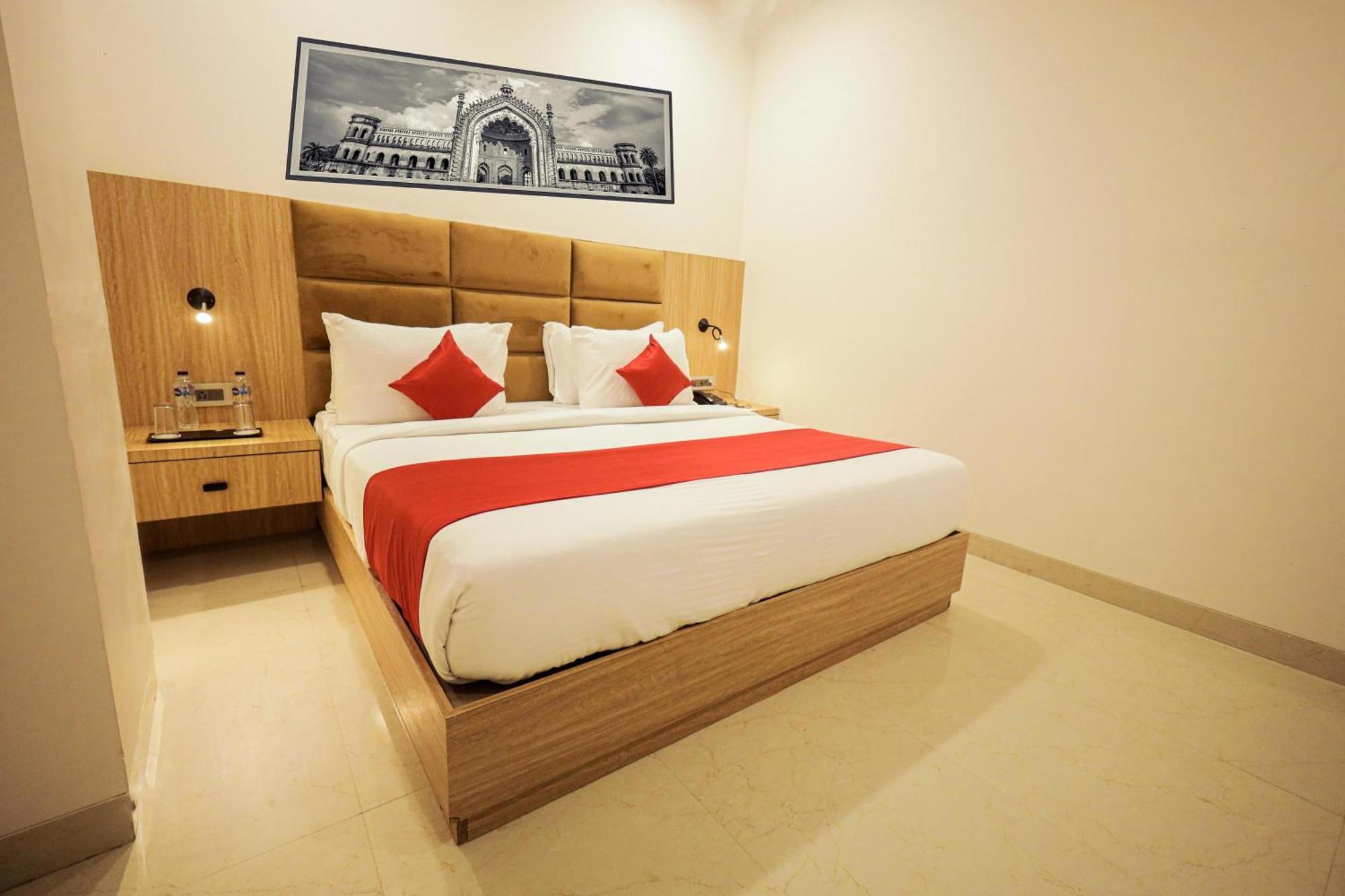 The Royal Legacy Hotel Лакнау Екстериор снимка