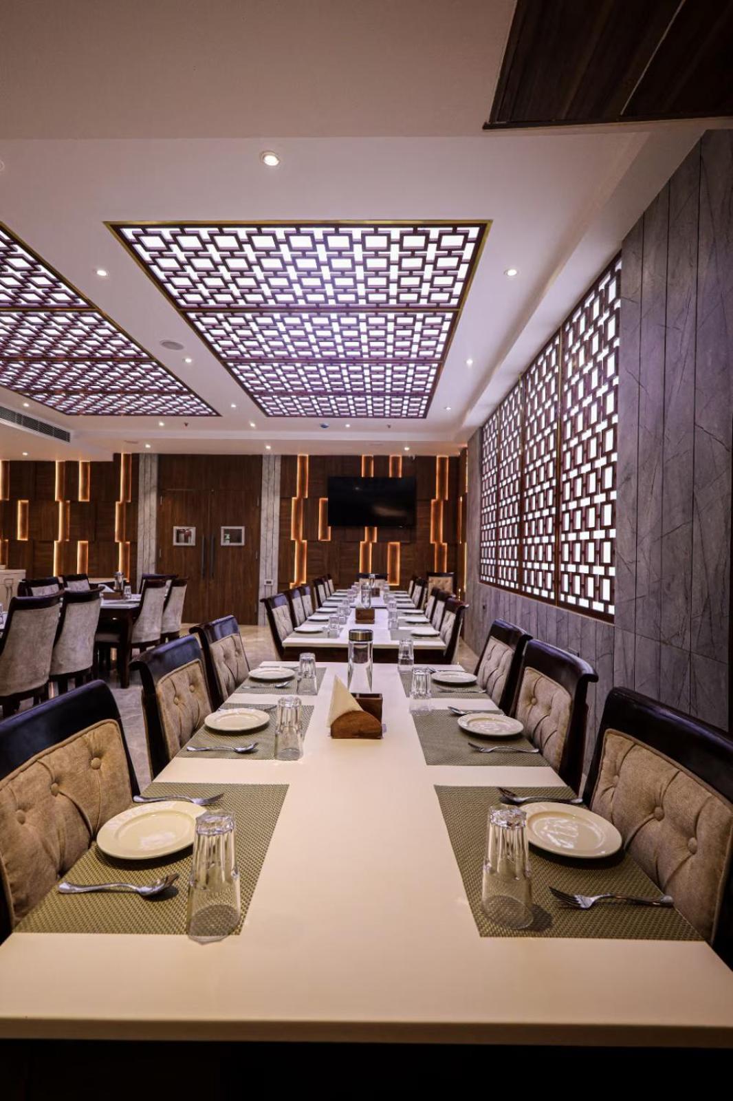 The Royal Legacy Hotel Лакнау Екстериор снимка