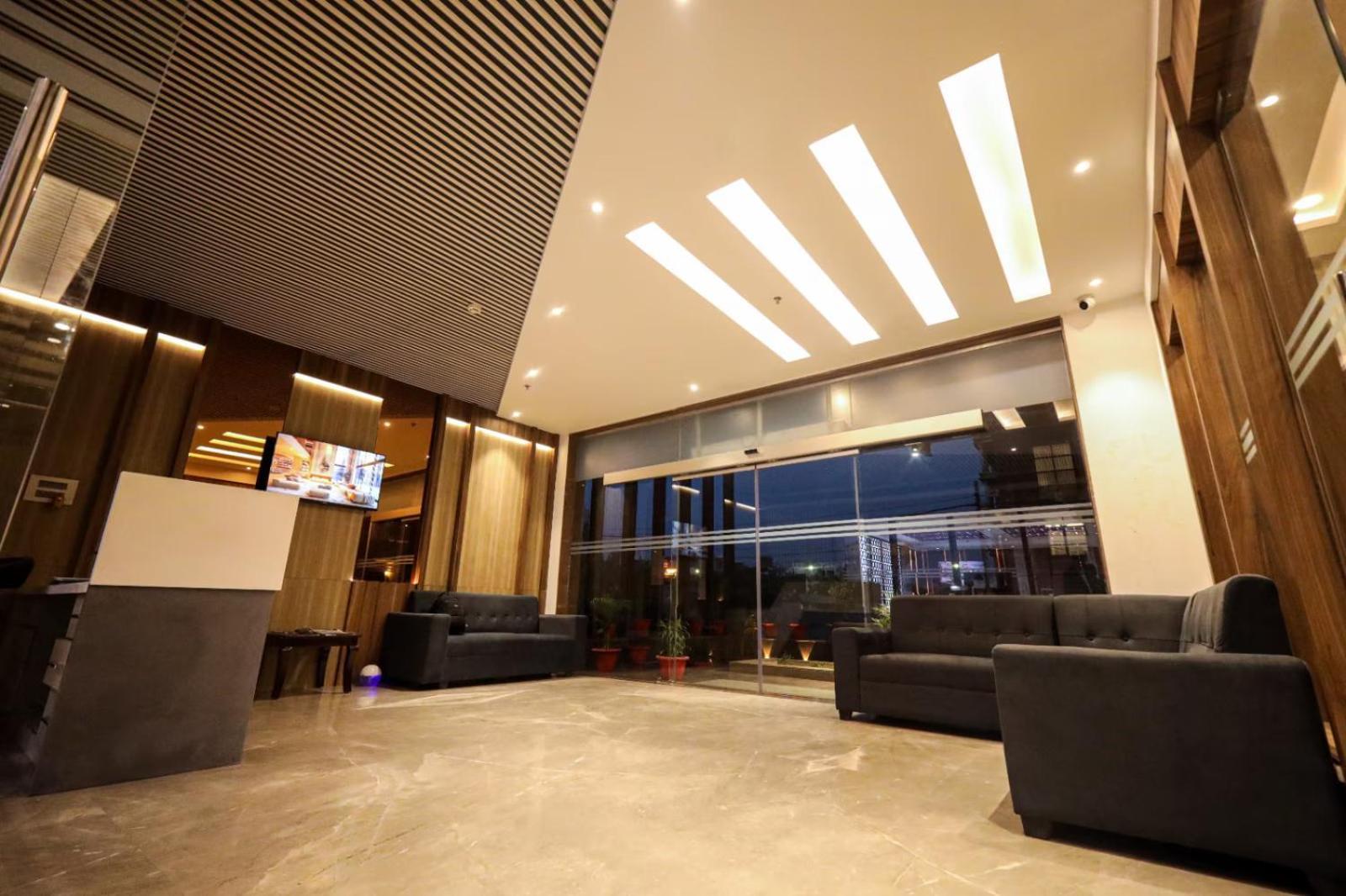 The Royal Legacy Hotel Лакнау Екстериор снимка