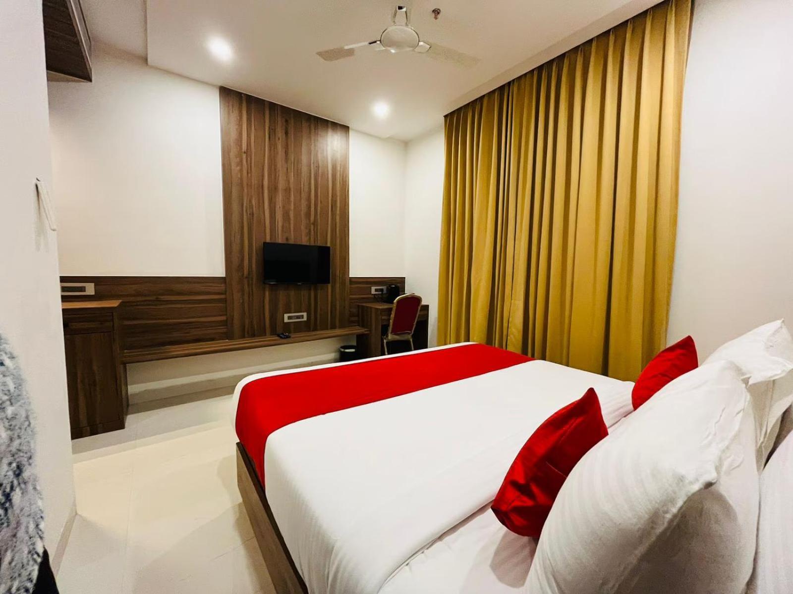 The Royal Legacy Hotel Лакнау Екстериор снимка