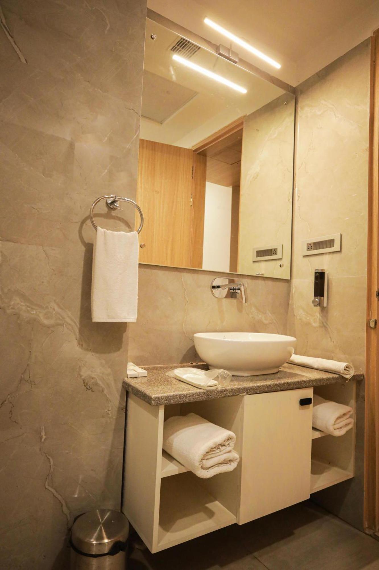 The Royal Legacy Hotel Лакнау Екстериор снимка