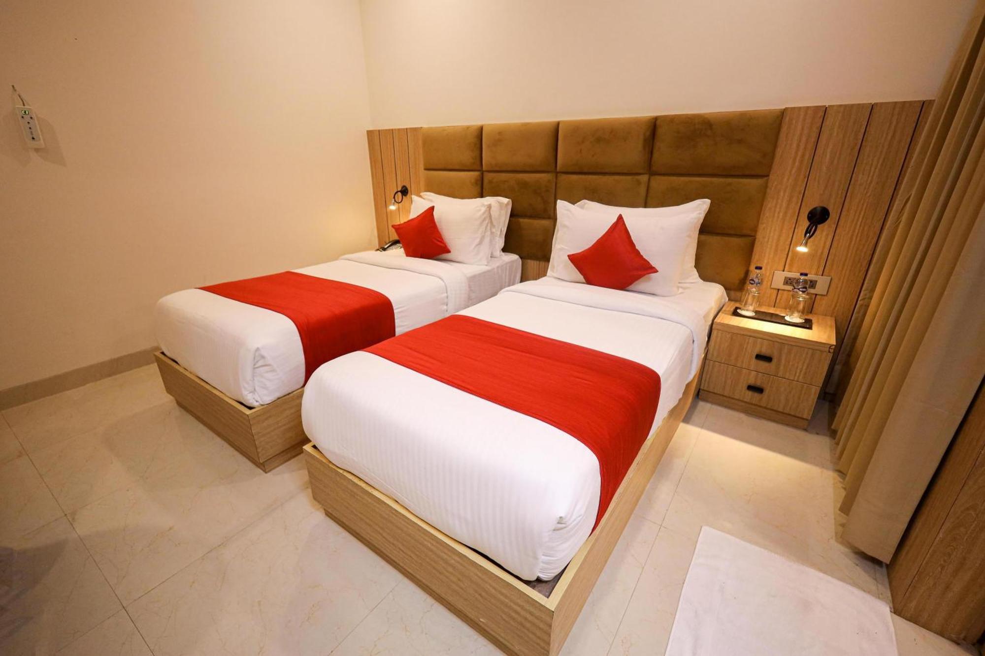 The Royal Legacy Hotel Лакнау Екстериор снимка