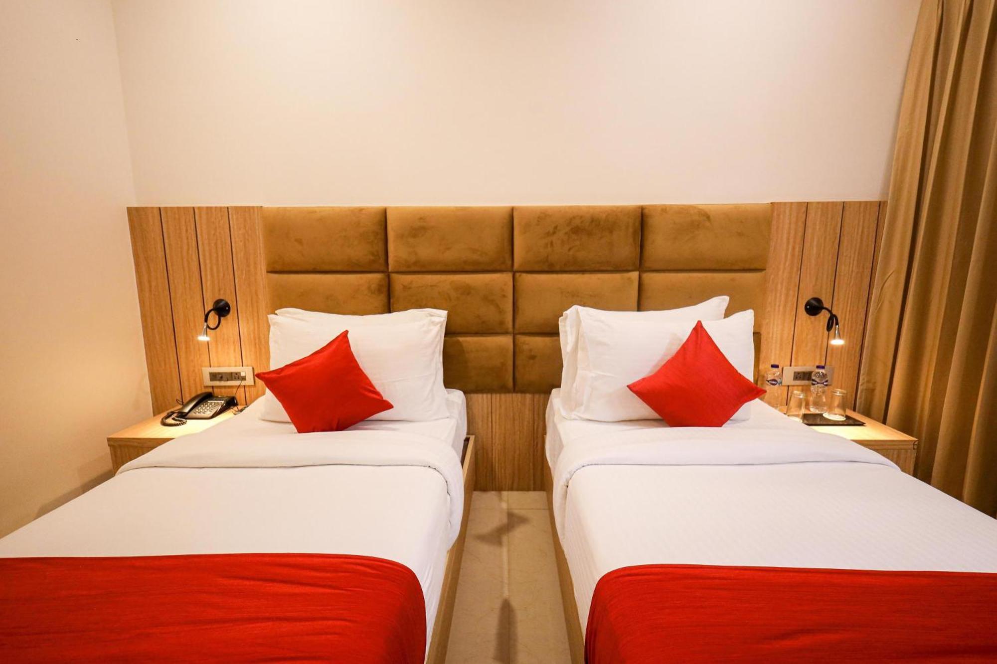 The Royal Legacy Hotel Лакнау Екстериор снимка