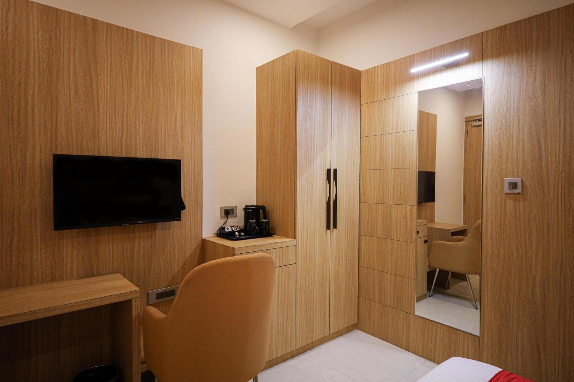 The Royal Legacy Hotel Лакнау Екстериор снимка