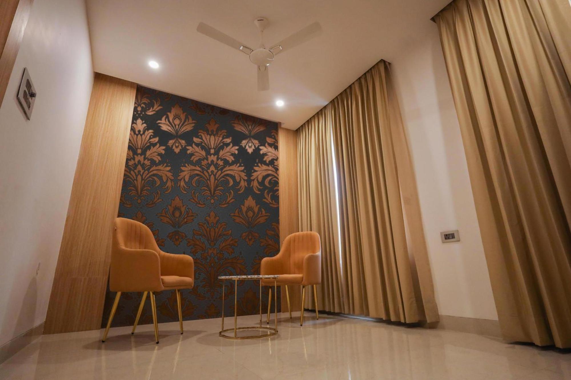 The Royal Legacy Hotel Лакнау Екстериор снимка